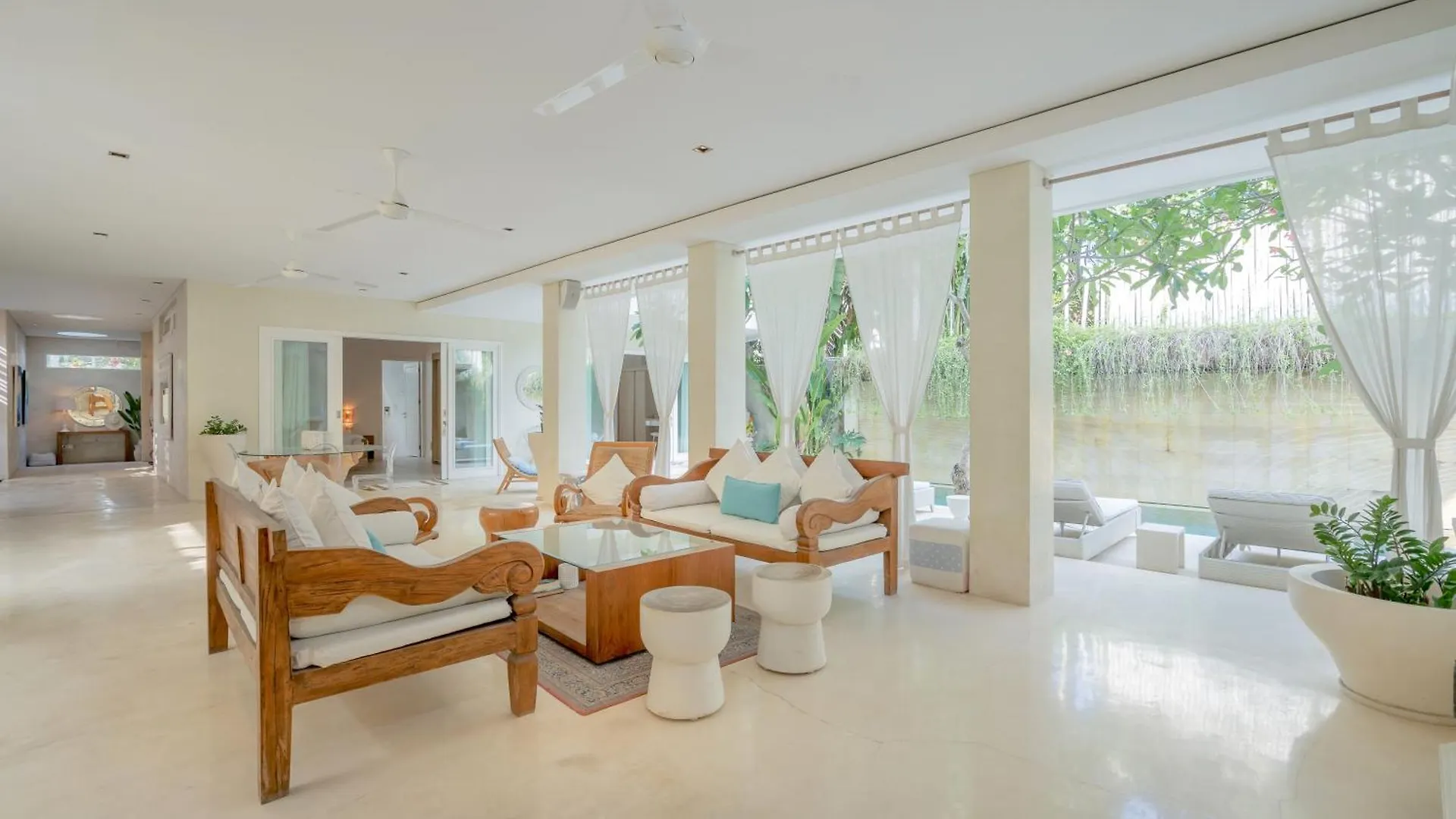 Bali Luxe Villa Beachfront Rooftop Sunsets Canggu Indonesien